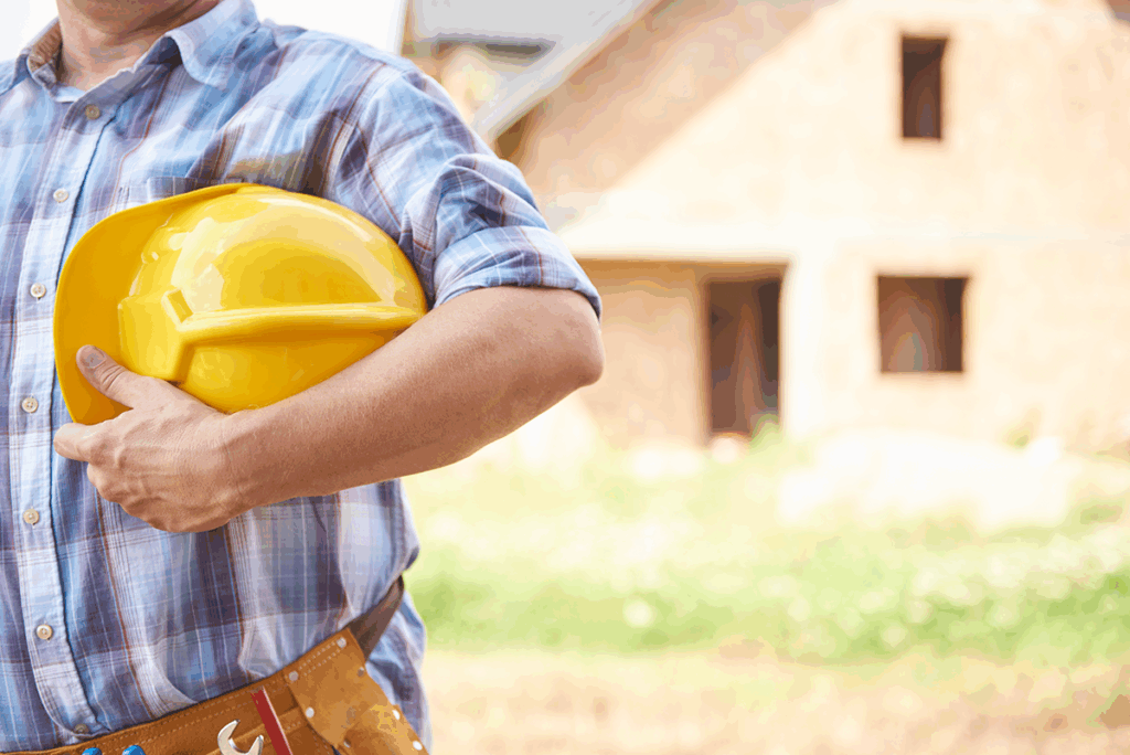 Jefe de construcción supervisando obra en sitio